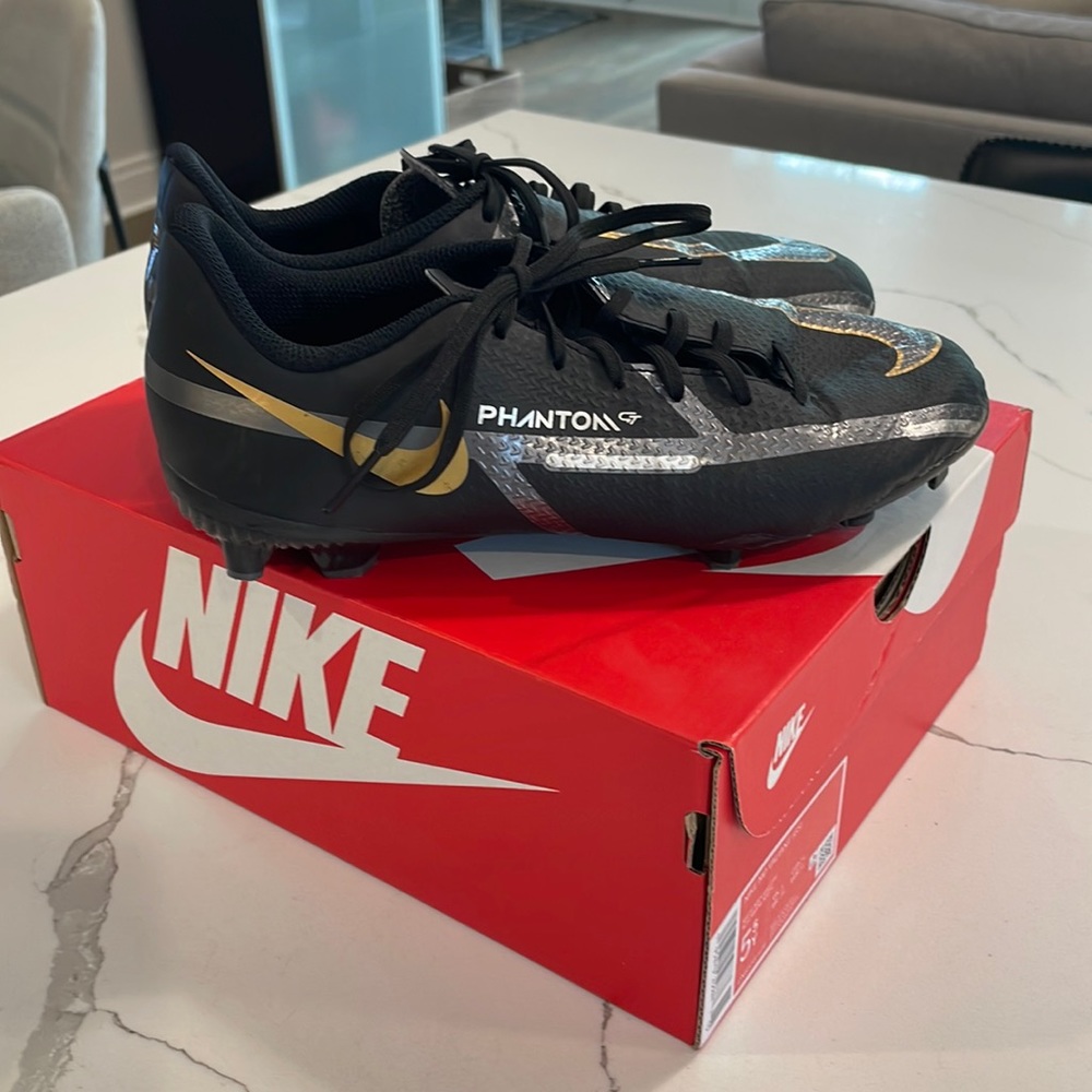 Nike Youth Phantom Soccer Cleats- Size 5Y